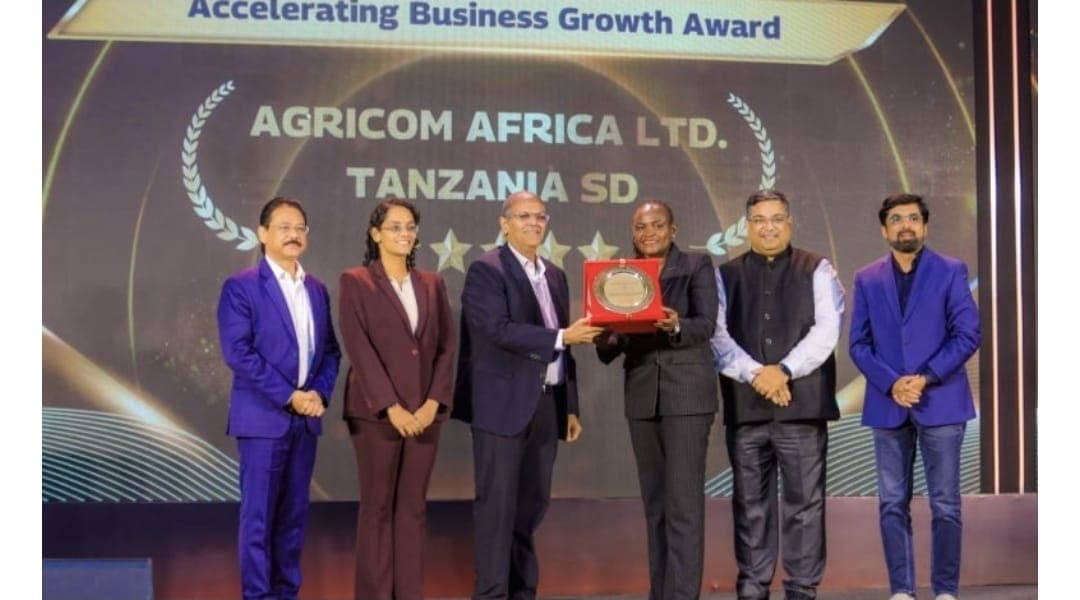 Mwanzilishi wa Agricom Africa, Angelina Ngalula akipokea tuzo kutoka uongozi wa Mahindra