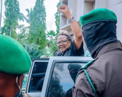 Lissu akiaga wananchi waliofika mahakamani kwenye kesi inayomkabili