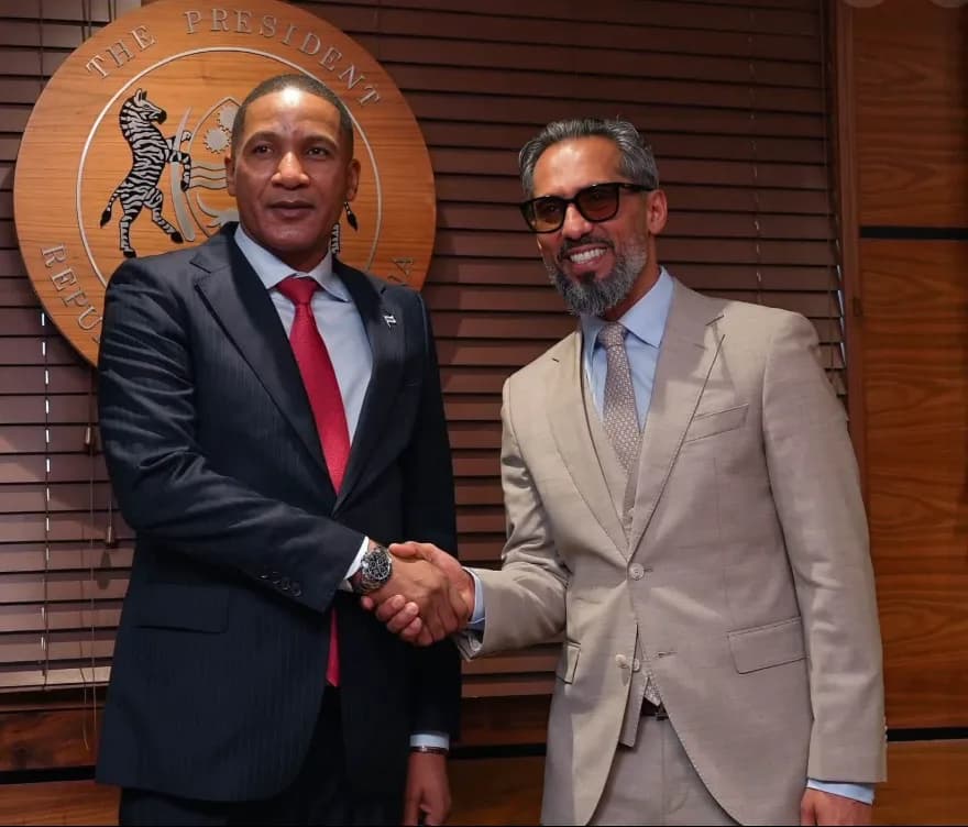 Rais wa Botswana, Duma Boko (kushoto), akiwa na Mohammed Dewji.