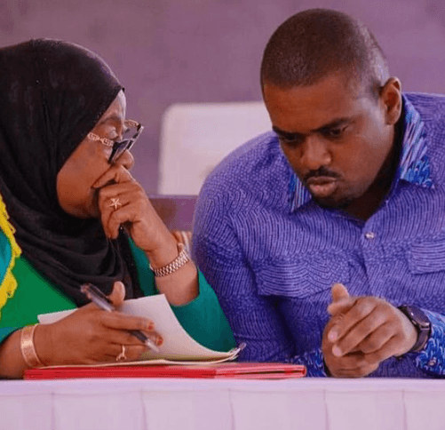 Rais Samia akiwa na Deogratius Ndejembi