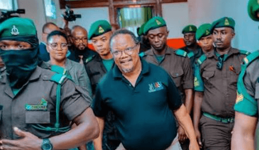 Lissu akiwa amezingirwa na maaskari wa Magereza wakati wa kuingia Mahakamani.