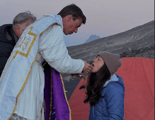 Padre Padre João Silveira akiadhimisha Misa Takatifu juu ya Mlima Kilimanjaro.