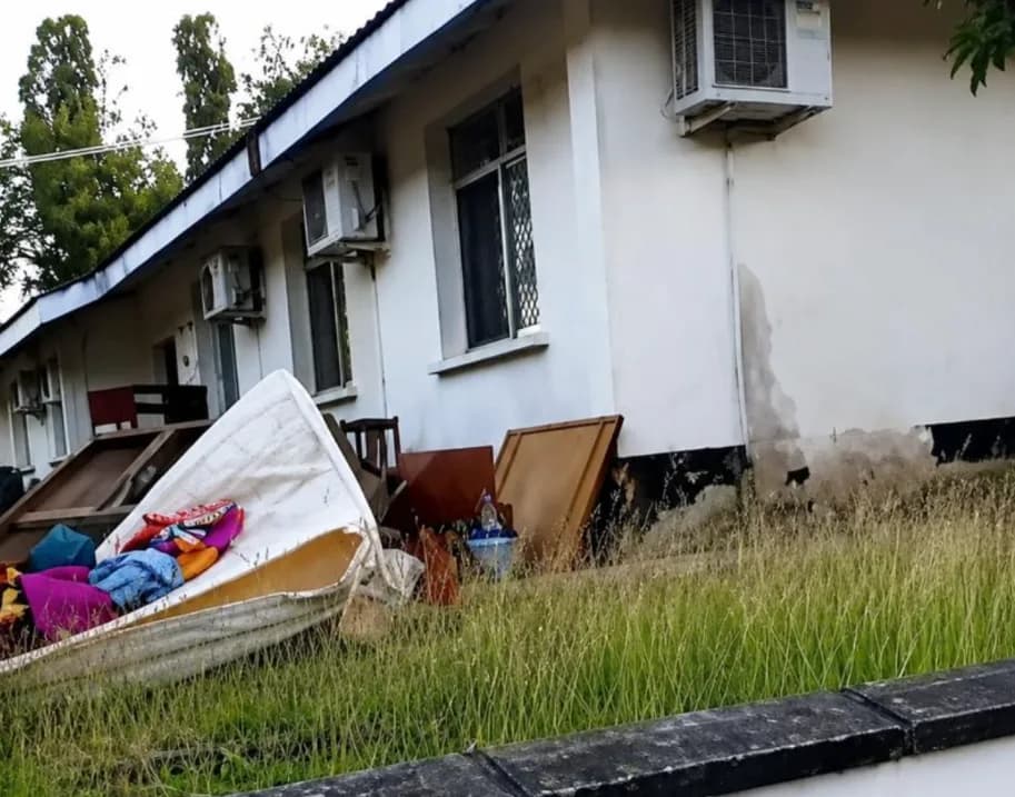 Vifaa vya ndani vikiwa vimetupwa nje ya nyumba za IPTL zilizoko Salasala, Dar es Salaam kama vilivyokutwa leo.