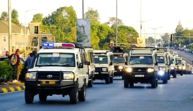 Baadhi ya magari ya vyombo vya usalama yakiwa yanatangulia msafara wa vigogo unaosheheni magari mengi ya kifahari.