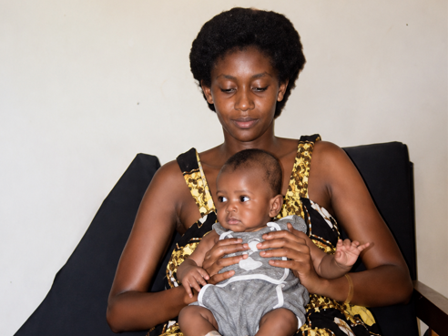 Deogratius Ndejembi akiwa na mama yak, Amina