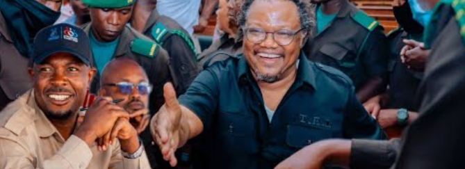 John Heche (mwenye kofia) akiwa na Tundu Lissu kwenye picha ya kutengenezwa.