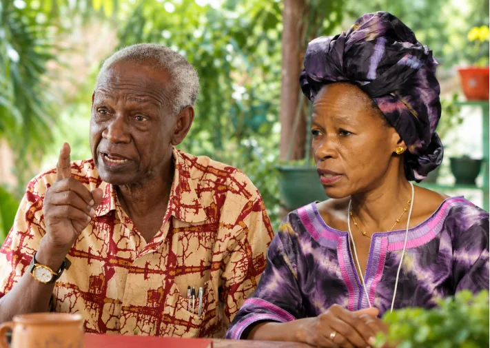 Jaji Warioba akiwa na Prof. Tibaijuka katika picha ya kuunganishwa.