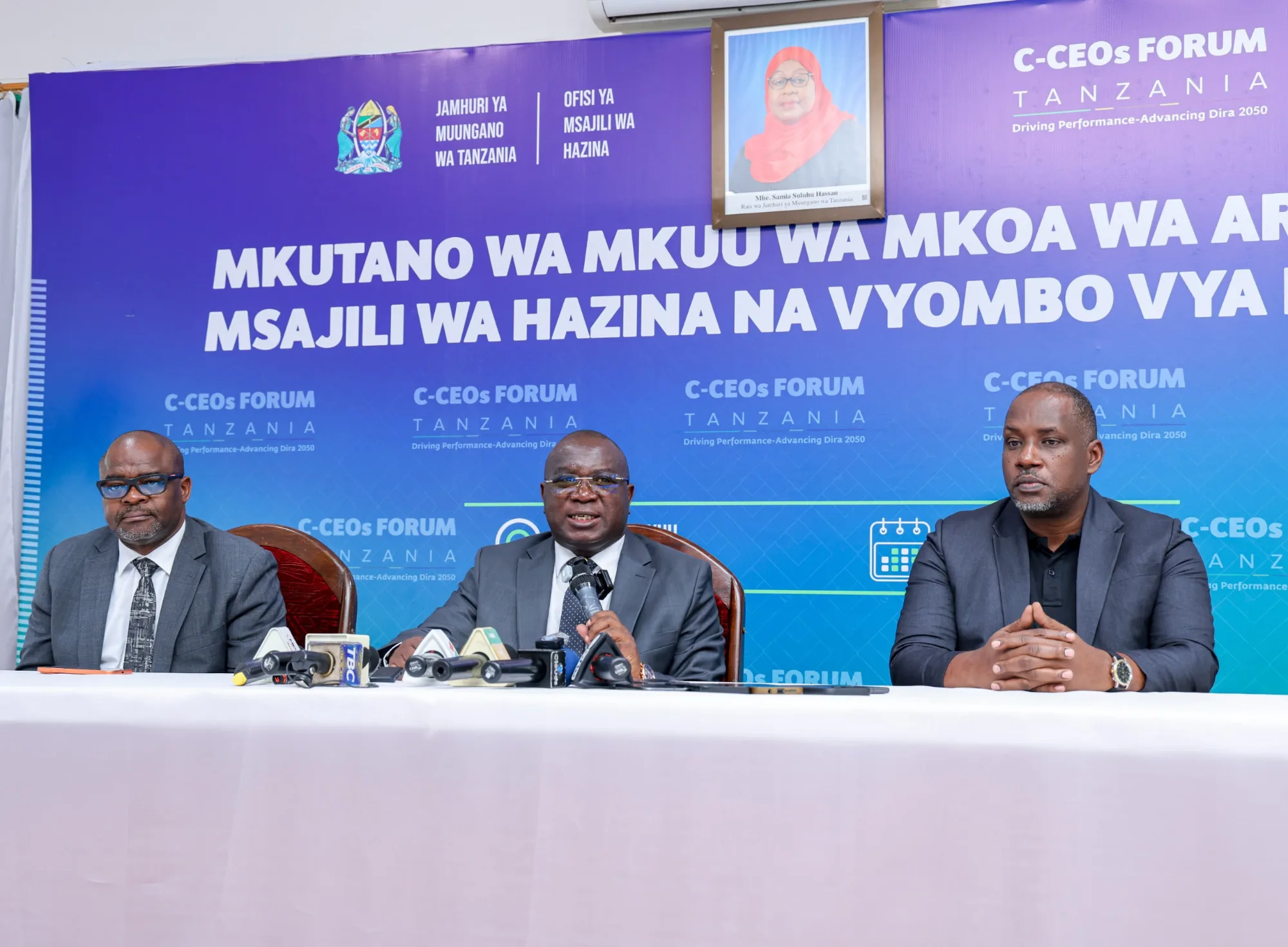 Mkuu wa Mkoa wa Arusha, Amos Makalla (Katikati), akizungumza na waandishi wa habari kuhusiana na Mkutano wa Watendaji wakuu wa taasisi za serikali ulioandaliwa na Ofisi ya Msajili wa Hazina (OTR). Ameambatana na Msajili wa Hazina, Nehemia Mchechu (kushoto) na Mkuu wa Kitengo cha Mawasiliano na Mahusiani wa OTR, Sabato Kosuri.
