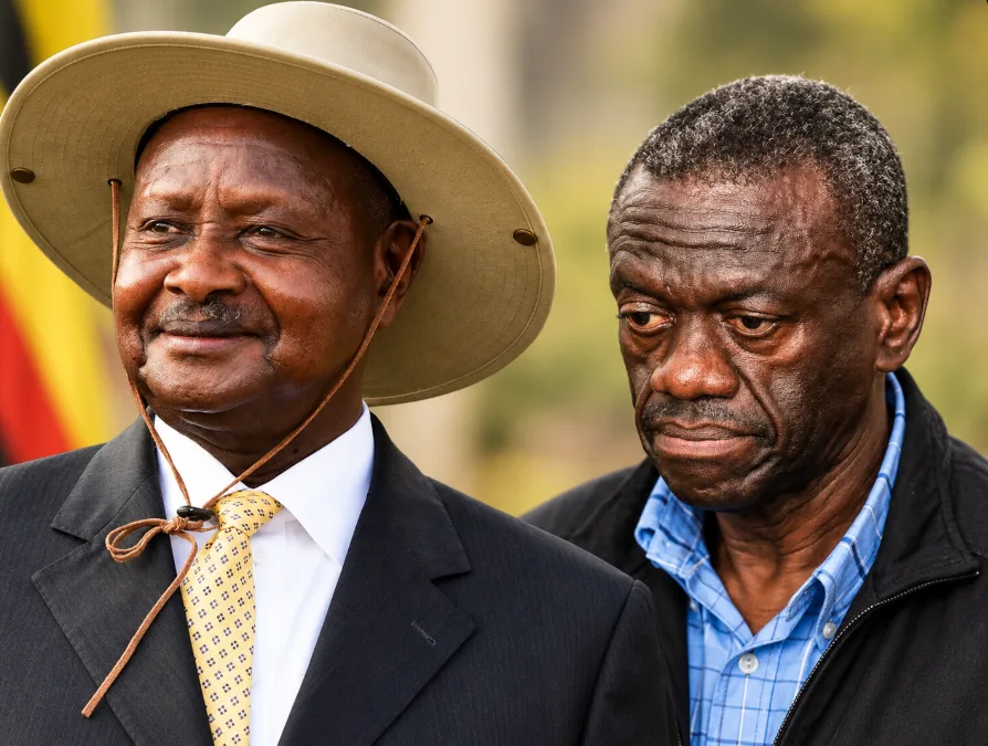 Rais Museveni (kushoto) akiwa na Dkt. Besigye kwenye picha ya kuunganishwa.