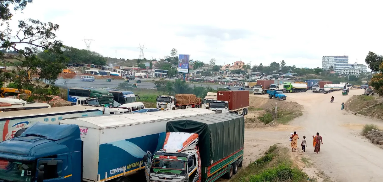 Malori yakiwa yameegeshwa kwenye eneo la Hifadhi ya Barabara ya Morogoro, Mbezi kwa Msuguli, Dar es Salaam jana.(